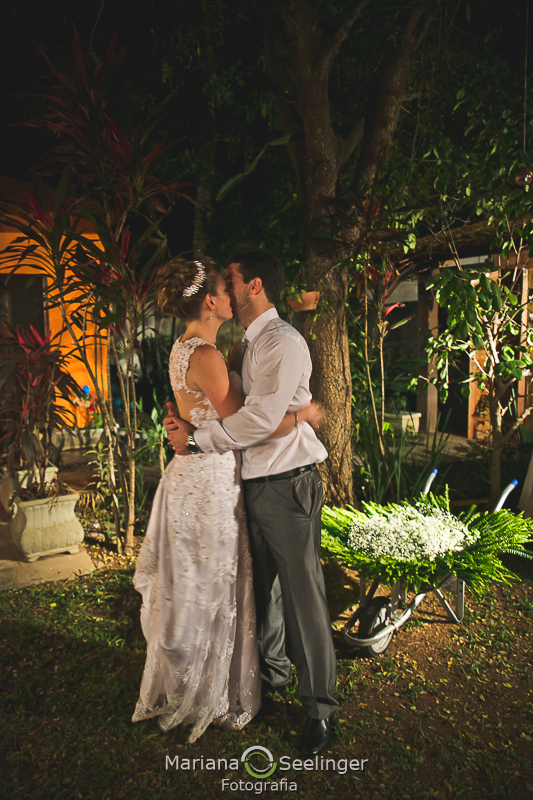 os noivos se beijam do lado de fora de sua festa de casamento por Mariana Seelinger fotografia