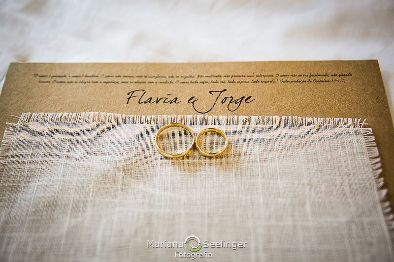 Fotos das alianças e convite de casamento durante o making of da noivano hotel mercure orizzonte em Niteroi RJ por MAriana Seelinger