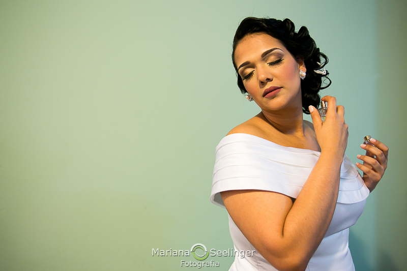 Fotos da noiva durante o making of no hotel mercure orizzonte em niteroi rj por MAriana Seelinger Fotografia