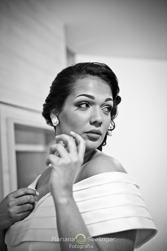 Fotos da noiva durante o making of no hotel mercure orizzonte em niteroi rj por MAriana Seelinger Fotografia