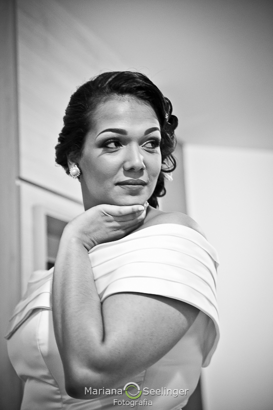 Fotos da noiva durante o making of no hotel mercure orizzonte em niteroi rj por MAriana Seelinger Fotografia