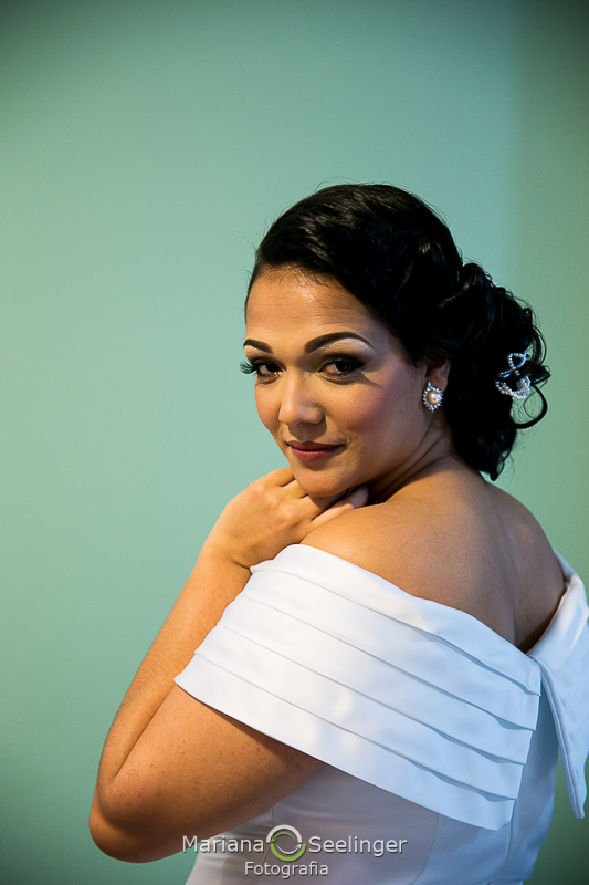 Fotos da noiva retrô durante o making of no hotel mercure orizzonte em niteroi rj por MAriana Seelinger Fotografia