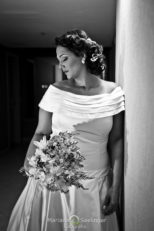 Fotos da noiva durante o making of no hotel mercure orizzonte em niteroi rj por MAriana Seelinger Fotografia