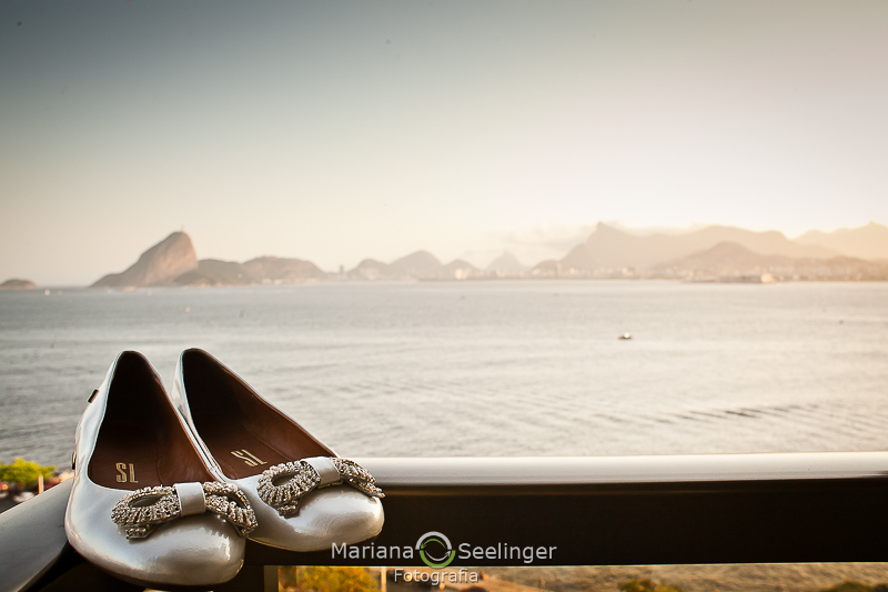 Fotos dos sapatos da noiva na paisagem da baia de guanabara no dia do casamento por MAriana seelinger fotografia