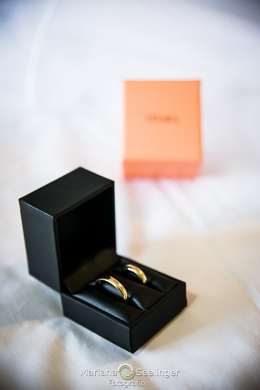 Fotos das alianças de casamento durante o making of da noivano hotel mercure orizzonte em Niteroi RJ por Mariana Seelinger