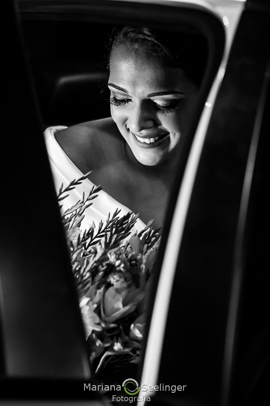 Fotos da noiva no carro no dia do casamento em niteroi rj por MAriana Seelinger Fotografia
