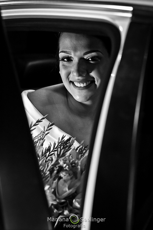 Fotos da noiva no carro no dia do casamento em niteroi rj por MAriana Seelinger Fotografia