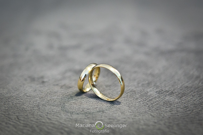 Fotos das alianças de casamento durante o making of da noivano hotel mercure orizzonte em Niteroi RJ por Mariana Seelinger