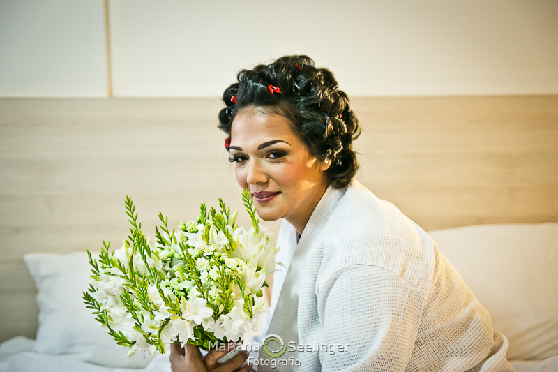 Fotos da noiva durante o making of no hotel mercure orizzonte em niteroi rj por MAriana Seelinger Fotografia