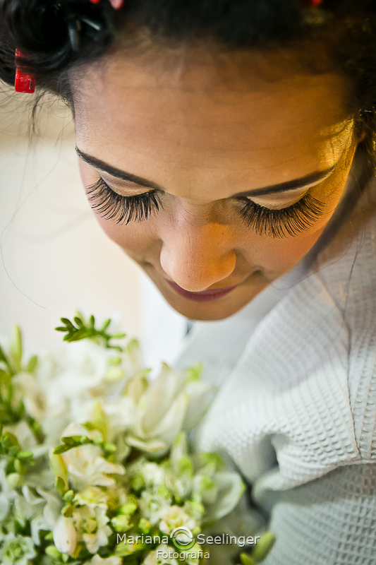 Fotos dos cílios  da noiva durante o making of no hotel mercure orizzonte em niteroi rj por MAriana Seelinger Fotografia