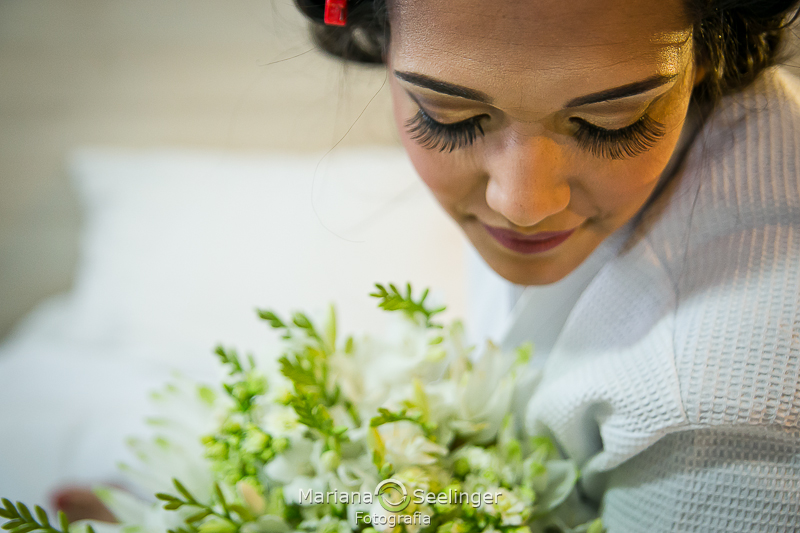 Fotos da noiva durante o making of no hotel mercure orizzonte em niteroi rj por MAriana Seelinger Fotografia