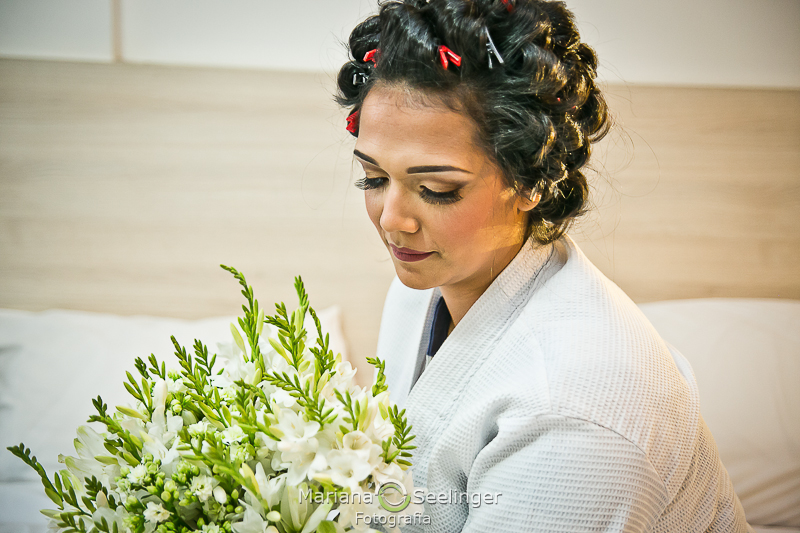 Fotos da noiva durante o making of no hotel mercure orizzonte em niteroi rj por MAriana Seelinger Fotografia