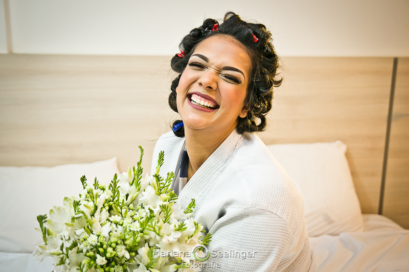 Fotos da noiva durante o making of no hotel mercure orizzonte em niteroi rj por MAriana Seelinger Fotografia