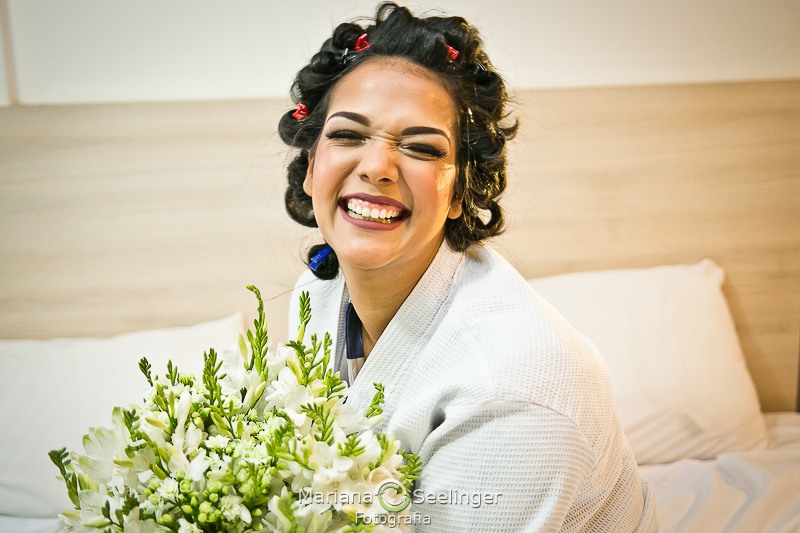 Fotos da noiva durante o making of no hotel mercure orizzonte em niteroi rj por MAriana Seelinger Fotografia