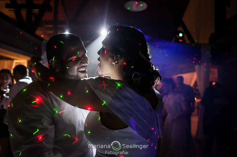 Fotos dos noivos durante a festa de casamento na pista de dança por Mariana Seelinger Fotografia de casamentos em Niteroi RJ