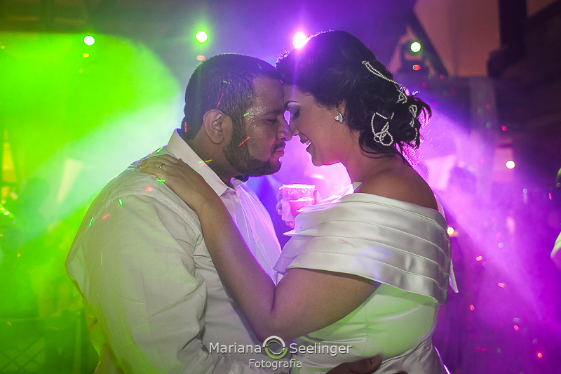 Fotos dos noivos durante a festa de casamento na pista de dança por Mariana Seelinger Fotografia de casamentos em Niteroi RJ