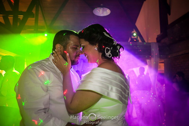 Fotos dos noivos durante a festa de casamento na pista de dança por Mariana Seelinger Fotografia de casamentos em Niteroi RJ
