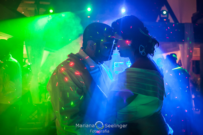Fotos dos noivos durante a festa de casamento na pista de dança por Mariana Seelinger Fotografia de casamentos em Niteroi RJ