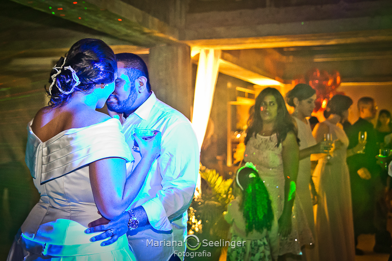 Fotos dos noivos durante a festa de casamento na pista de dança por Mariana Seelinger Fotografia de casamentos em Niteroi RJ