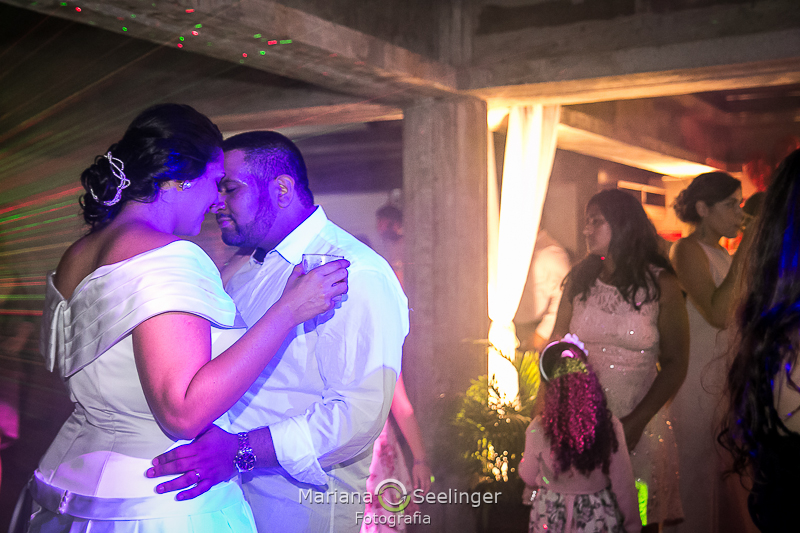 Fotos dos noivos durante a festa de casamento na pista de dança por Mariana Seelinger Fotografia de casamentos em Niteroi RJ
