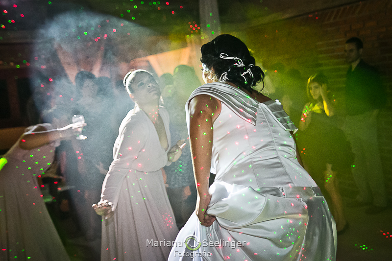 Fotos dos noivos durante a festa de casamento na pista de dança por Mariana Seelinger Fotografia de casamentos em Niteroi RJ