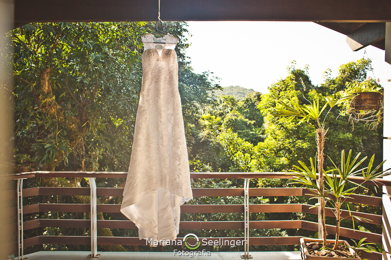 foto de vestido de noiva em renda romantico e delicado em fotografia de Mariana Seelinger