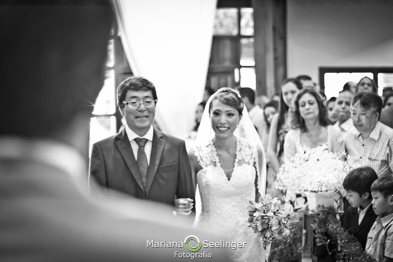 Foto do olhar do noivo para a noiva no dia do casamento em fotografia de MAriana Seelinger RJ