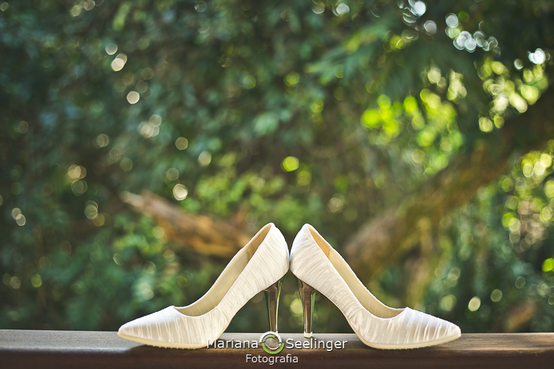 Foto de sapato de noiva romântico e delicado em fotografia de Mariana Seelinger