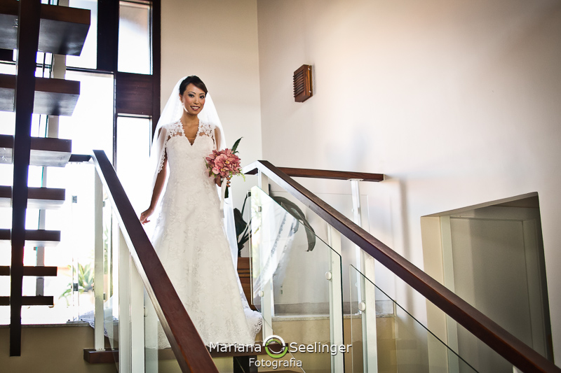 Fotos da noiva durante o making of no dia do casamento em fotografia de Mariana Seelinger RJ