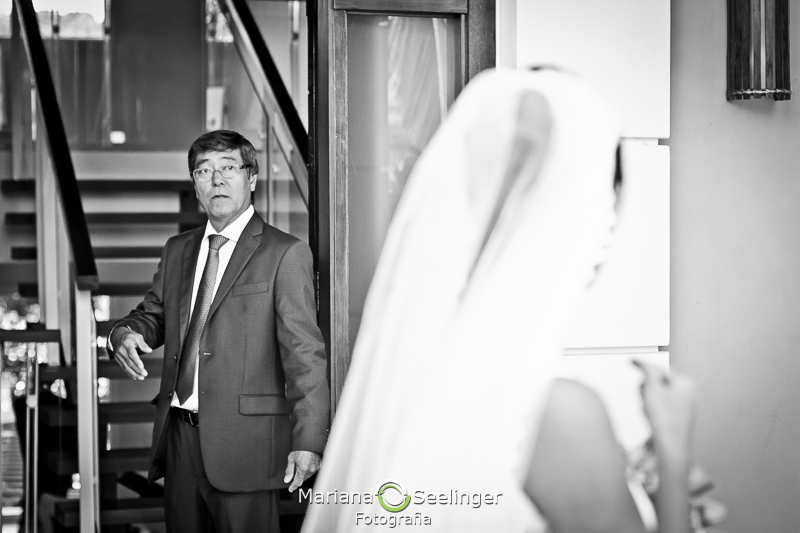 Fotos da noiva durante o making of no dia do casamento em fotografia de Mariana Seelinger RJ