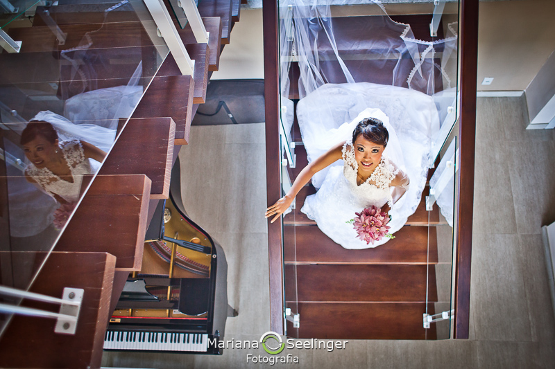 Fotos da noiva durante o making of no dia do casamento em fotografia de Mariana Seelinger RJ