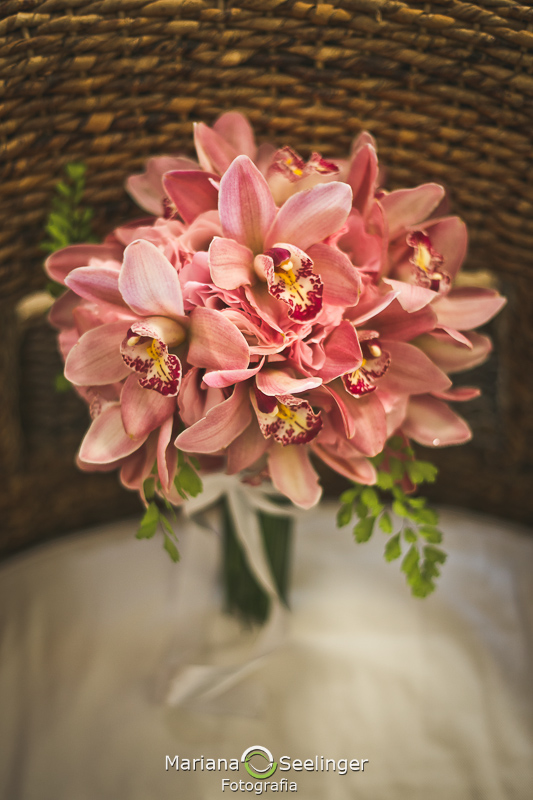 Foto de bouquet de noiva rosa romântico e delicado em fotografia de Mariana Seelinger