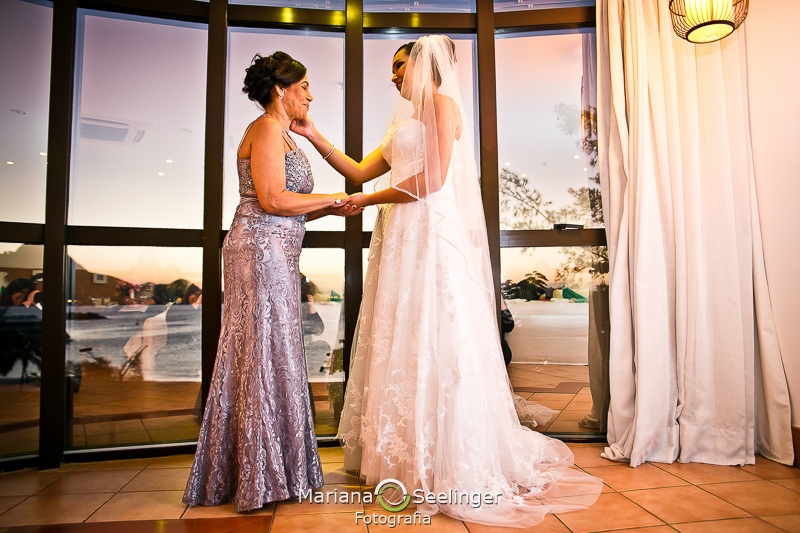 noiva acariciando o rosto da mãe