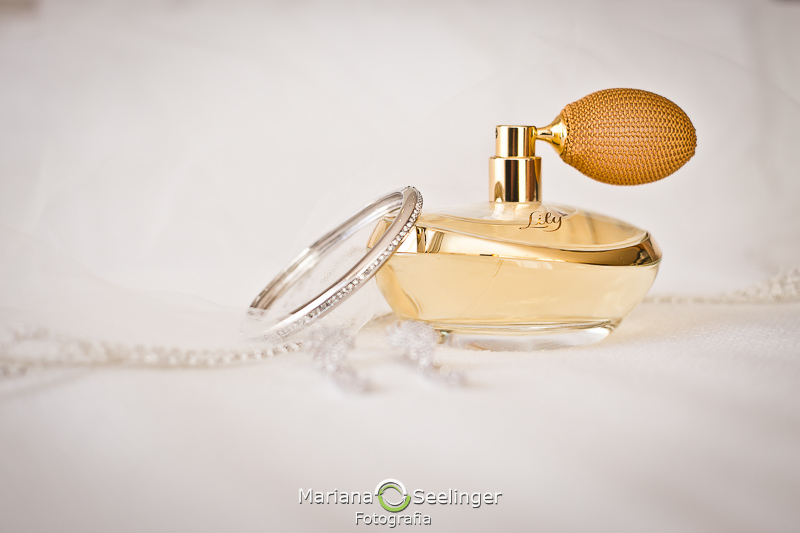 mais uma vez o perfume ganha destaque na fotografia de casamento Niterói por Mariana Seelinger num fundo branco