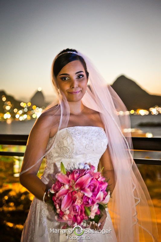 Noiva com sorriso sublime posando para a foto