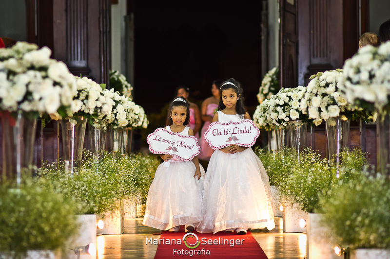 daminhas de honra entrando