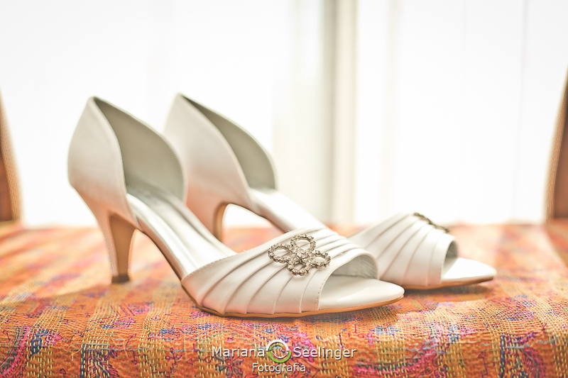 sapato da noiva numa bela fotografia de casamento Niterói por Mariana Seelinger bem detalhado