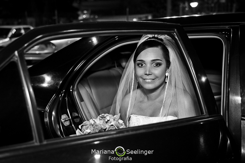 em preto e branco noiva no carro