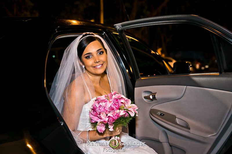 saindo do carro com o buquê