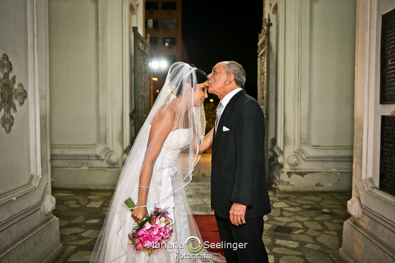 pai abençoando noiva com beijo na testa