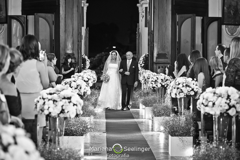 em preto e branco pai e noiva no tapete