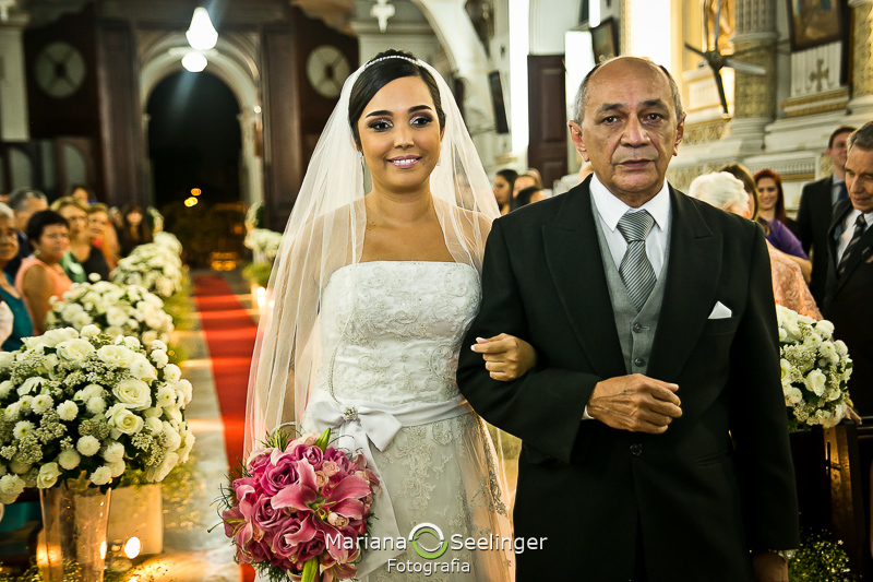 pai e noiva próximos das lentes