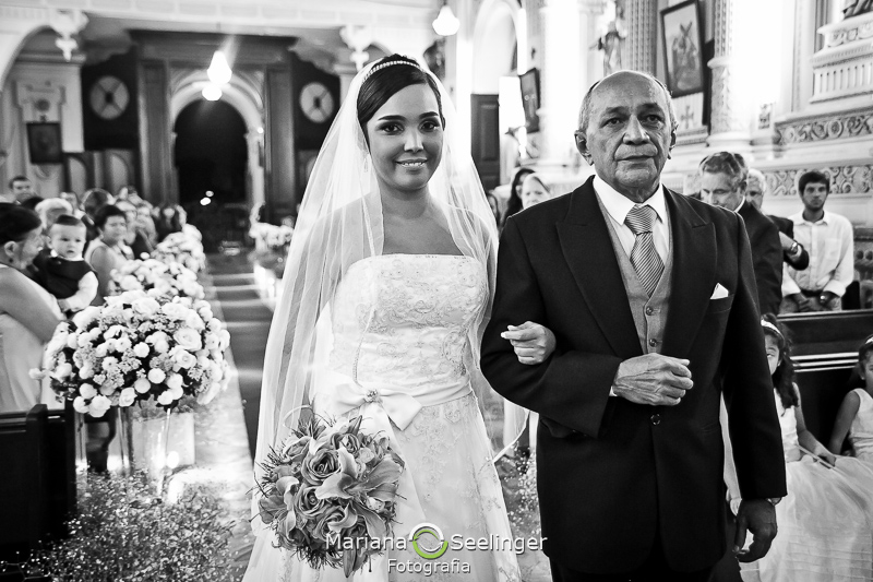 em preto e branco pai e noiva na foto