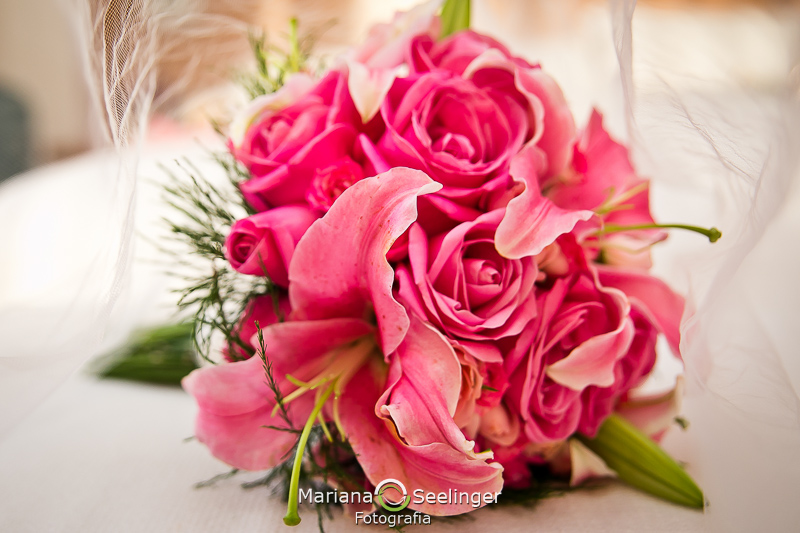 novamente o buquê ganha a cena na fotografia de casamento Niterói por Mariana Seelinger num belo arranjo