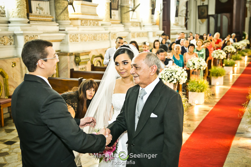 pai cumprimentando noivo