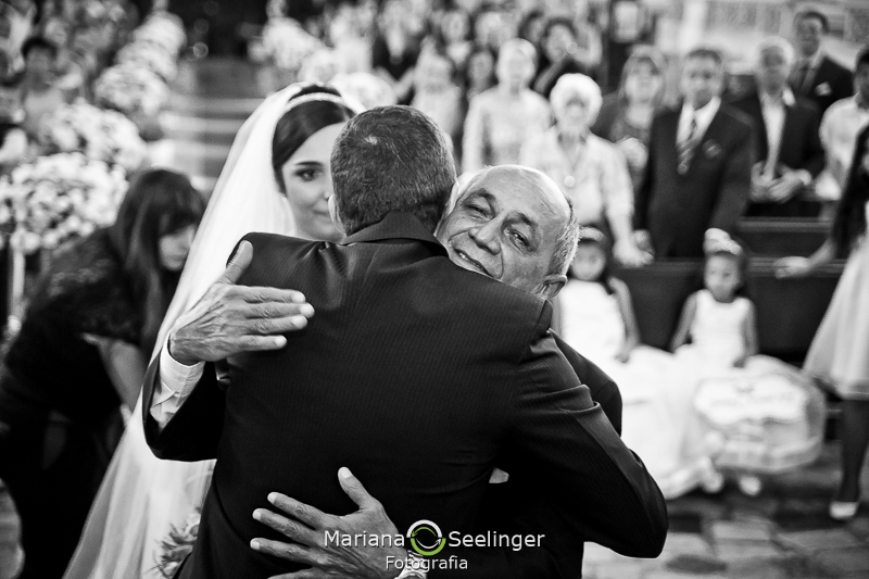 pai da noiva abraçando o novo