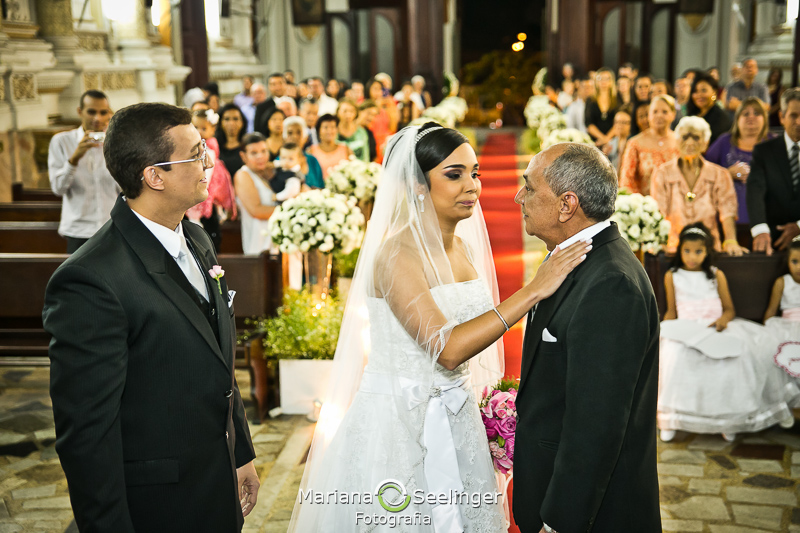 noiva confortando pai