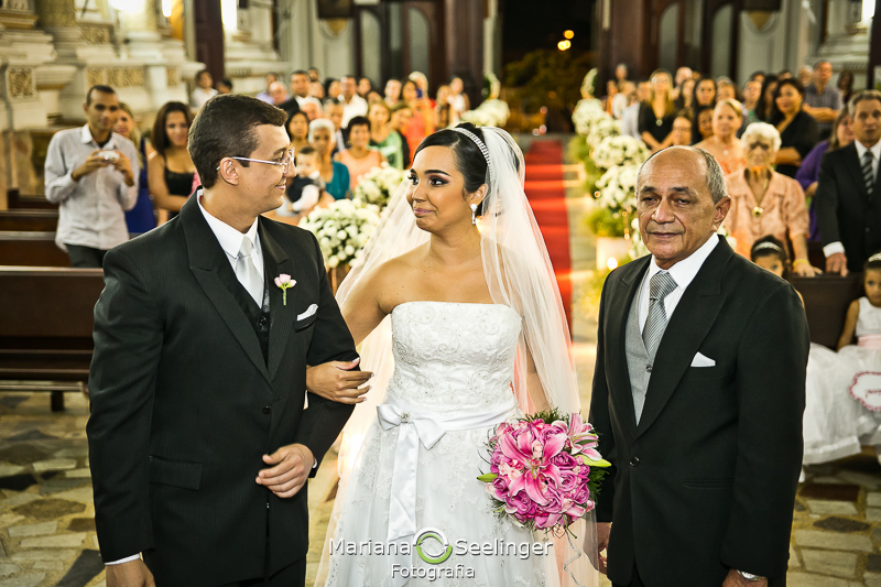 noiva com braços dados com o noivo