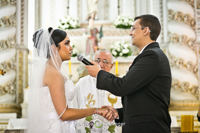 segurando a mão da noiva