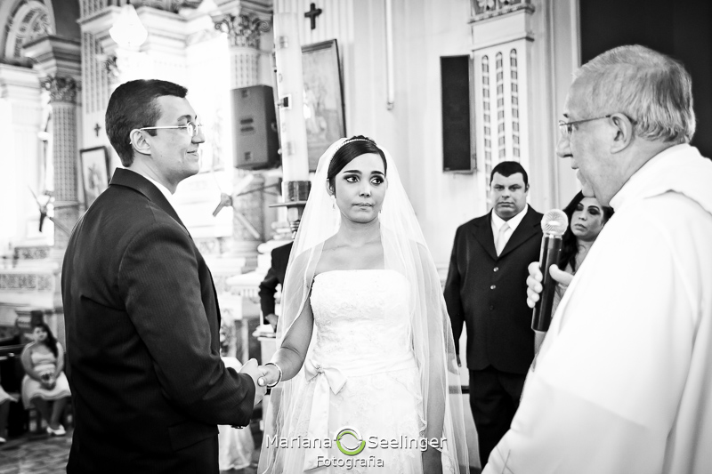 em preto e branco padre noivo e noiva